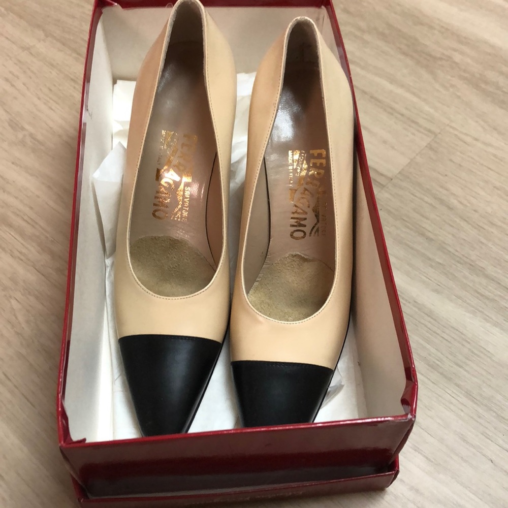 Never been worn . Non-skid insert inside